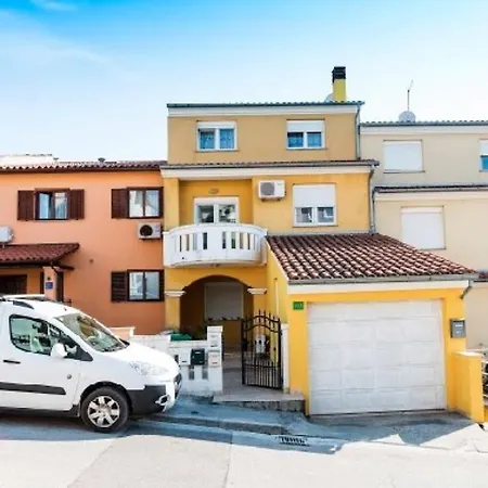 Emi Apartment *